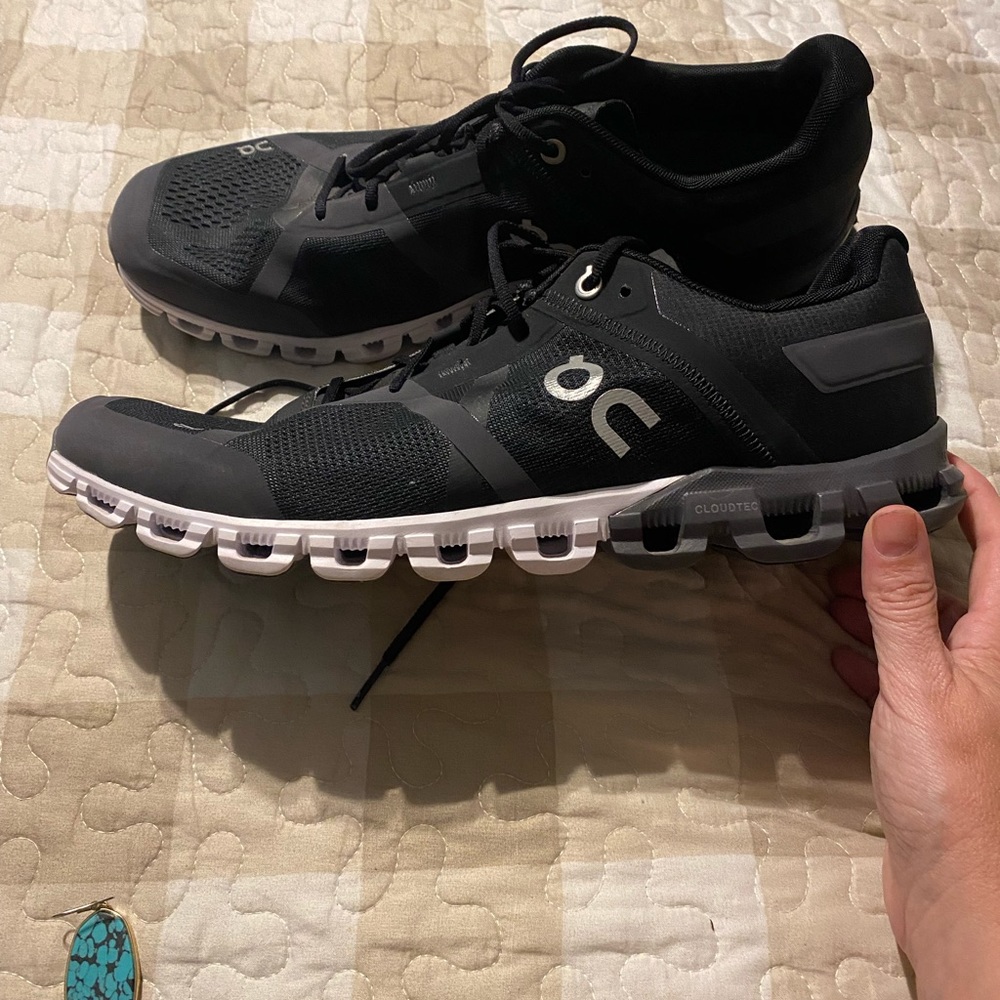 ON men’s tennis shoes! Almost new.  Worn 3x